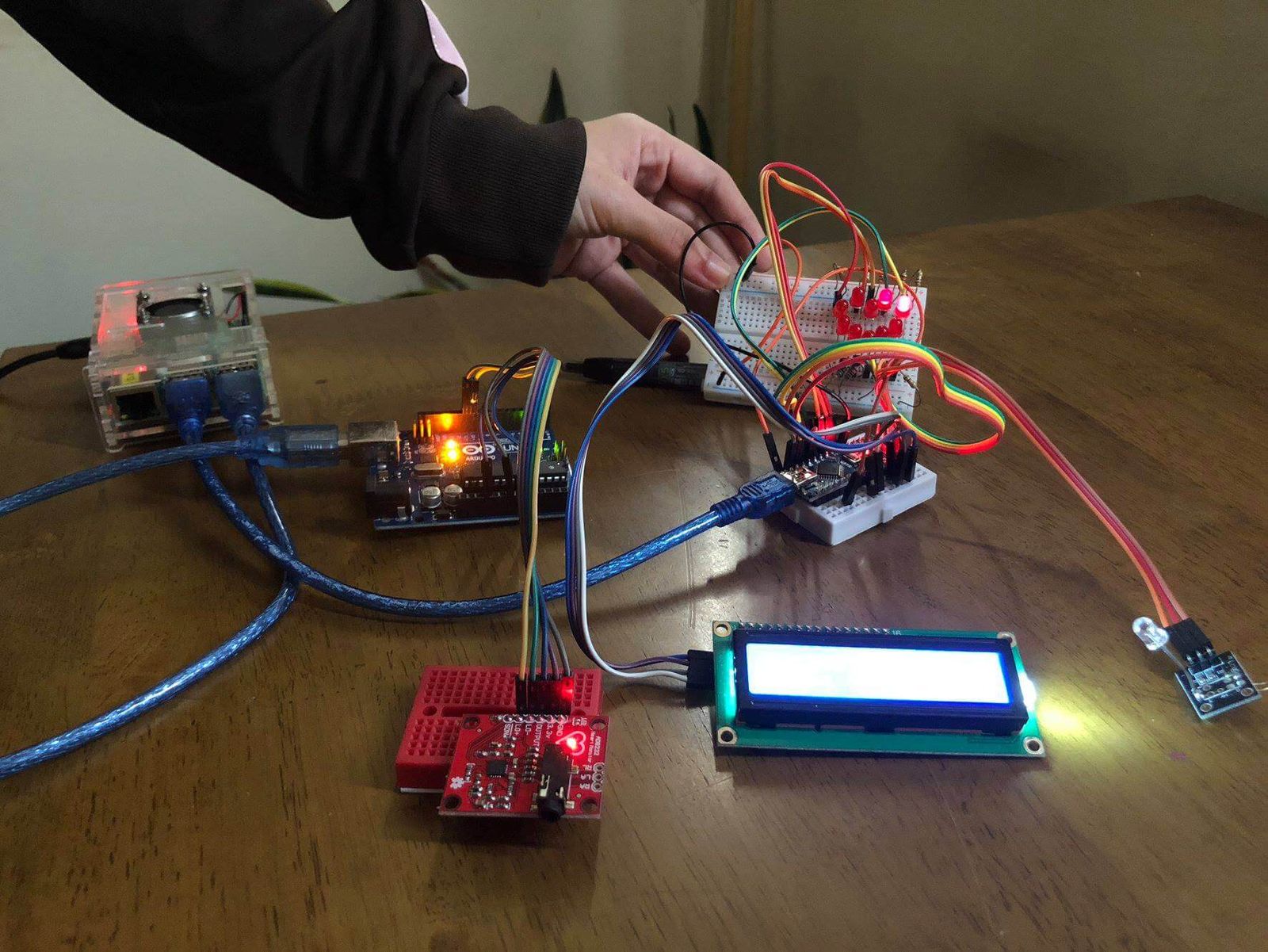 Featured image of post 【競賽作品】心動時分 賴著你 (提供心臟病患者協助) - 2018 HACK X HEART