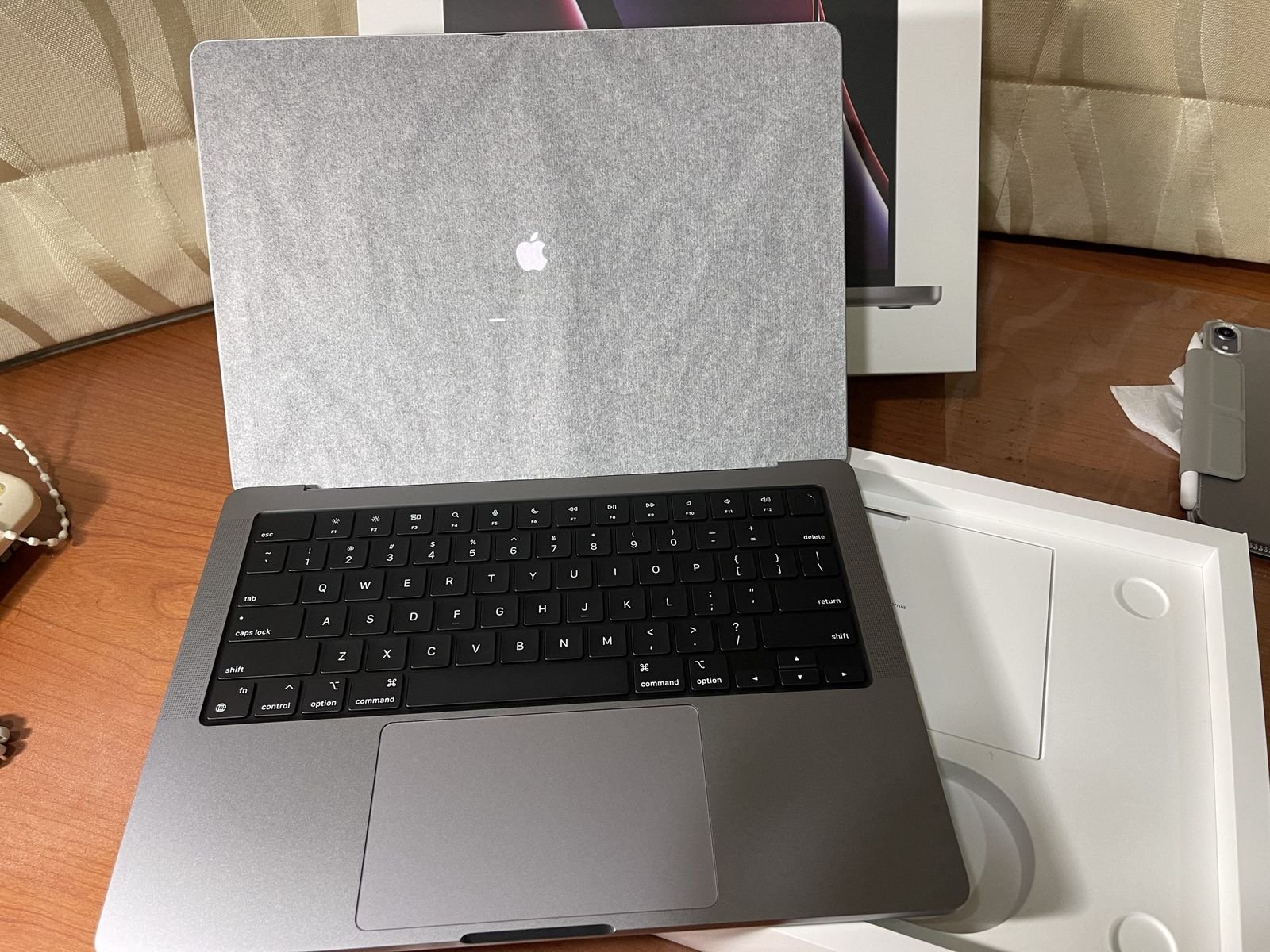 Featured image of post 【嗡嗡開箱 #19】Apple - MacBook Pro M2 Pro 開箱 | 不專業開箱文
