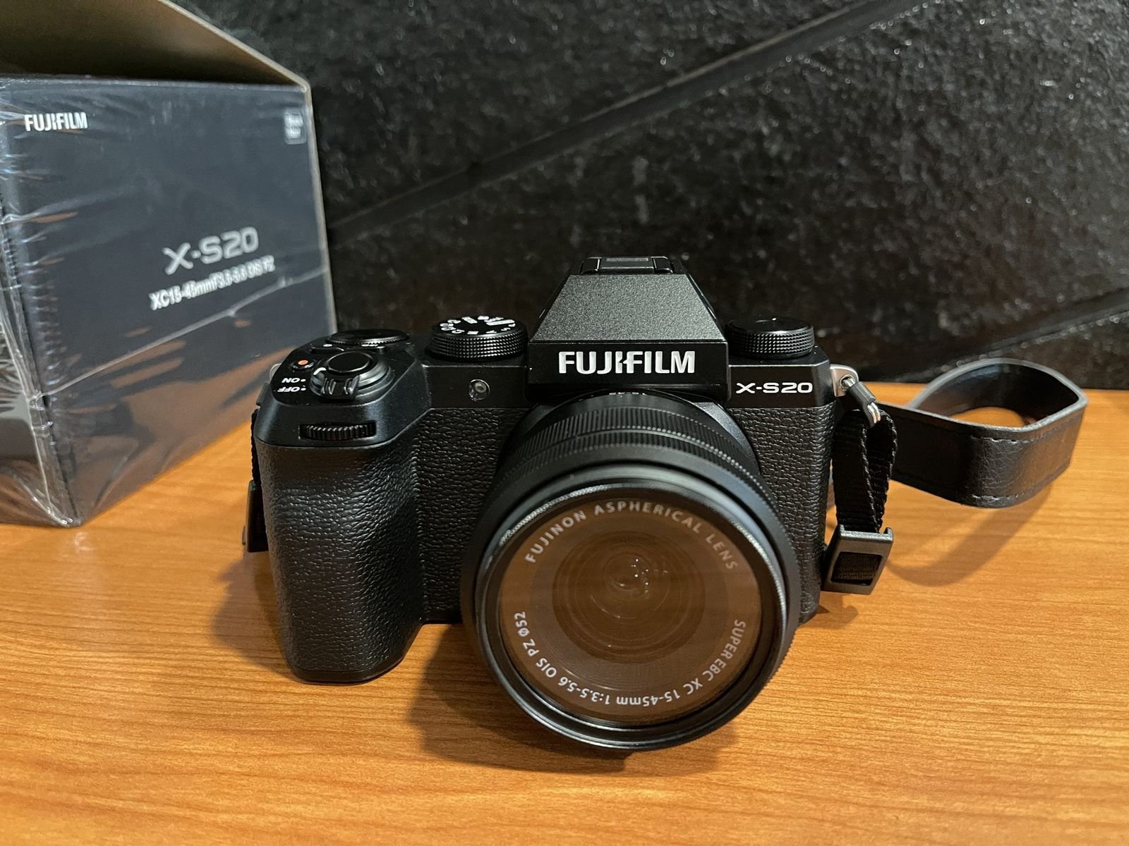 Featured image of post 【嗡嗡開箱 #21】富士相機 - FUJIFILM X-S20 開箱 | 不專業開箱文