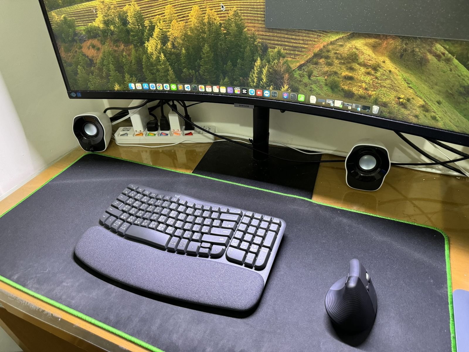 Featured image of post 【嗡嗡開箱 #22】羅技 – Wave Keys 人體工學鍵盤 (+ LIFT人體工學垂直滑鼠 & 贈品頸枕) 開箱 | 不專業開箱文