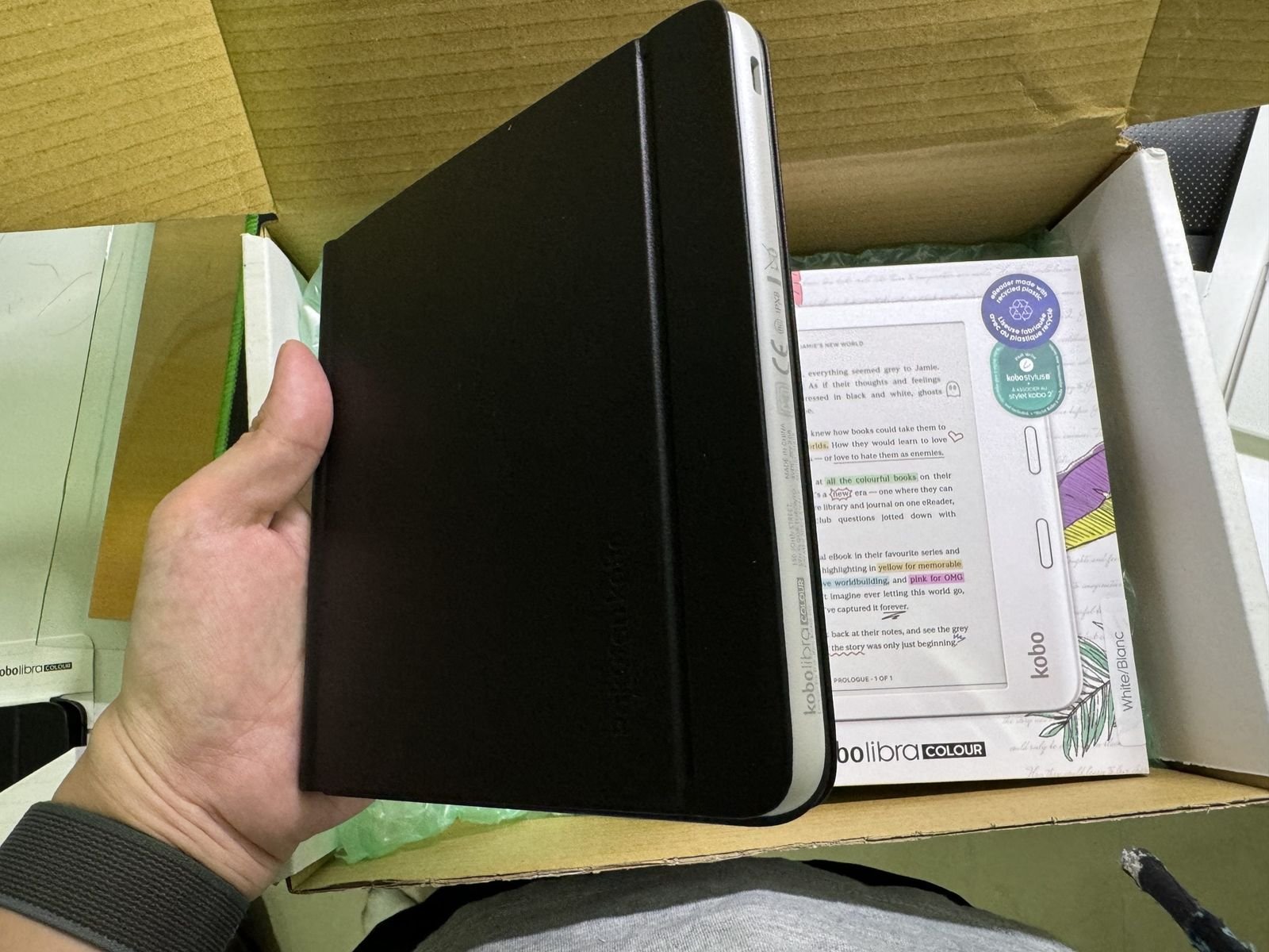 Featured image of post 【嗡嗡開箱 #24】Kobo – Kobo Libra Colour 7吋彩色電子書閱讀器 (白), Kobo Stylus 2 觸控筆, Kobo Libra Colour 保護殼 (折疊殼 or 附筆槽) (圖多) | 不專業開箱文